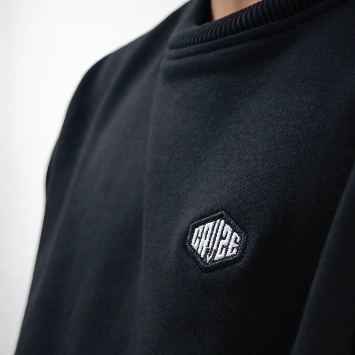 BLACK - BASIC CREWNECK